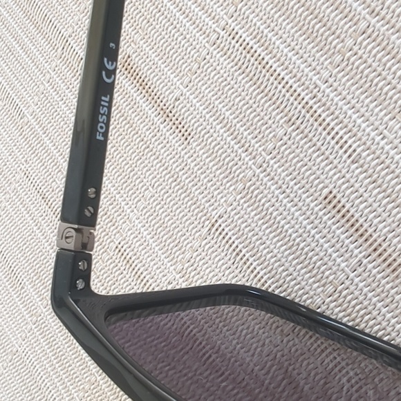 Fossil sunglasses 😎 - Picture 4 of 5